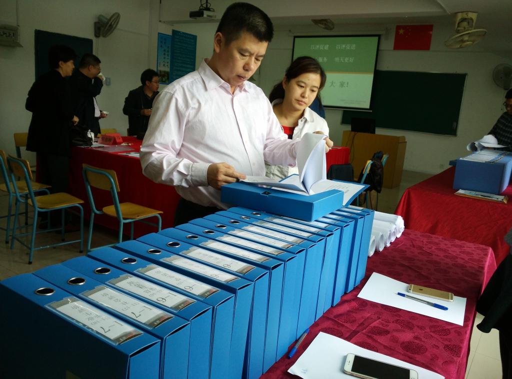 评估专家组在五洲教育教学点现场查看档案