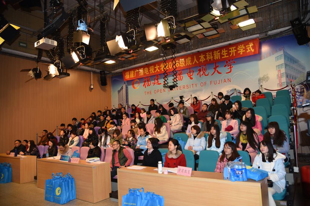 参加开学仪式的全体师生