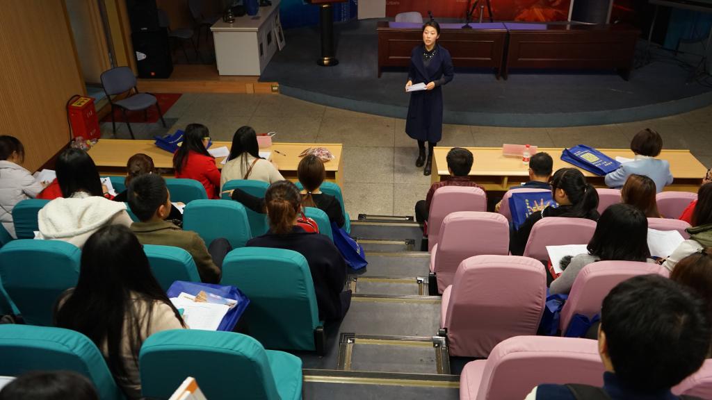 学前教育、会计班入学教育及班会现场