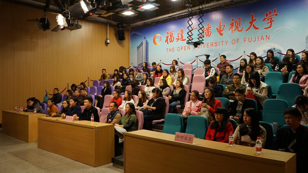 参加成人本科开学式的全体师生