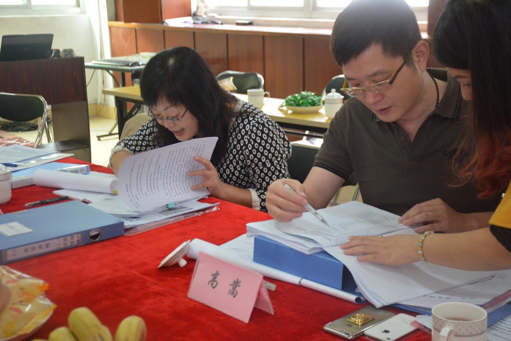 评估专家在莆田理工教学点现场查看材料